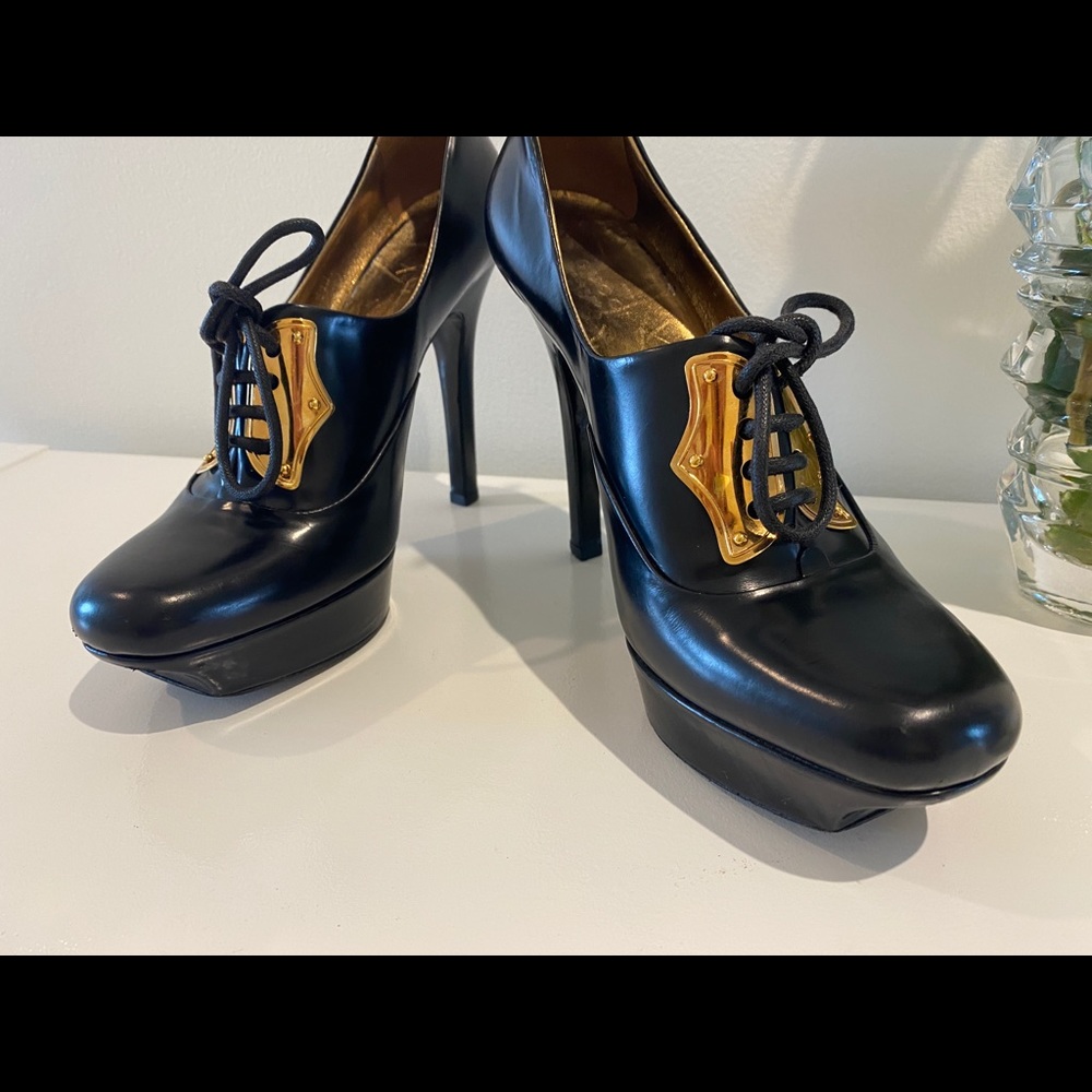Gucci leather platform pumps.🍭
